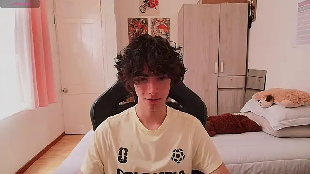 Nude Boy18 online show from May 24, 6:47 pm