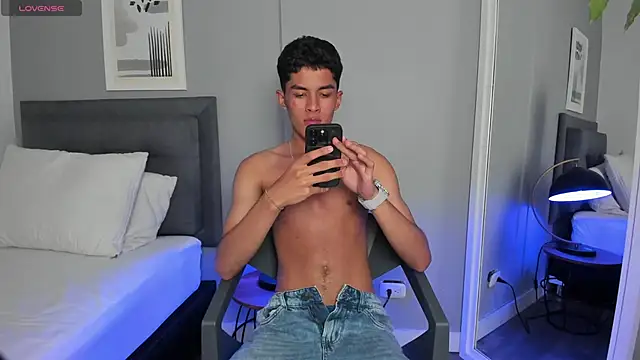 Tylerffoxx online show from September 12, 9:37 pm