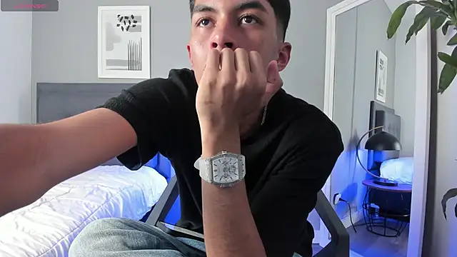 Tylerffoxx online show from September 15, 8:32 pm