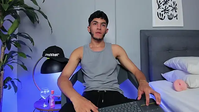 Tylerffoxx online show from May 30, 9:15 pm