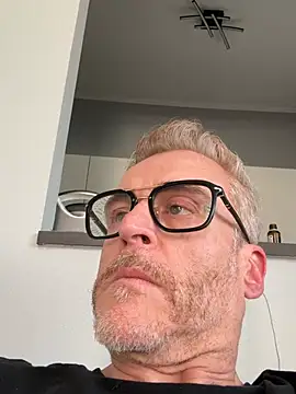 Axl hot online show from April 5, 4:58 pm