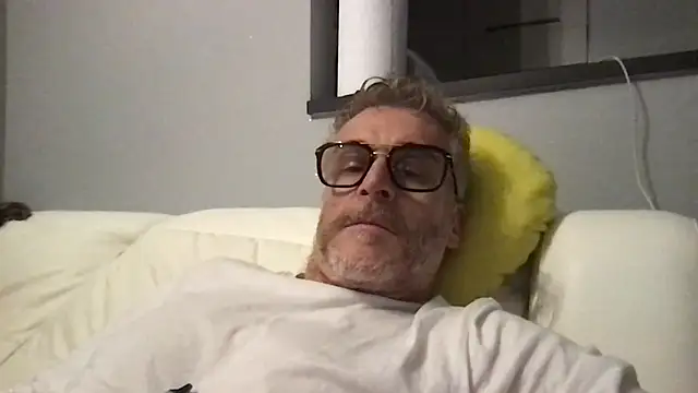 Axl hot online show from April 14, 8:52 pm