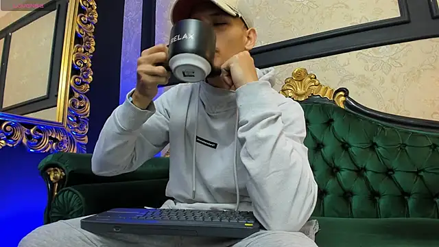 AlessandroKiing online show from September 28, 2:37 pm