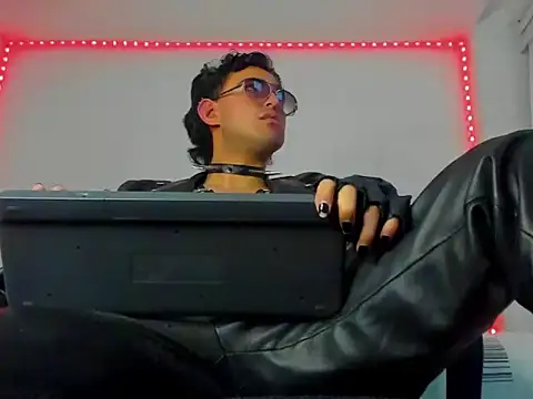 Snapshot of Alexxx_savage chatting on September 21, 4:01 am Alexxx savage online show from September 21, 4:01 am