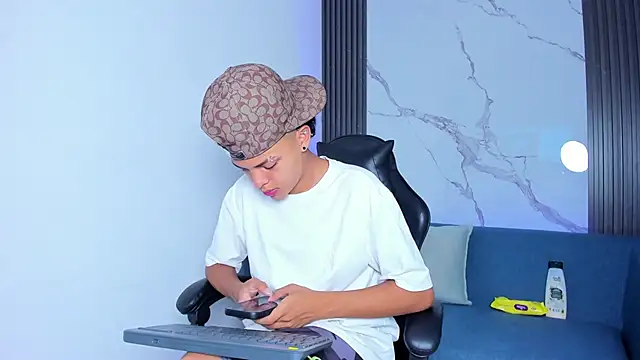 Snapshot of ThiagoCollin chatting on September 8, 8:19 pm ThiagoCollin online show from September 8, 8:19 pm