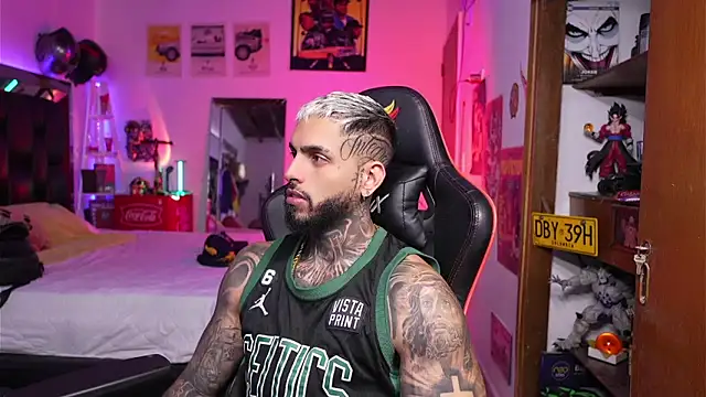 logan hugh8 online show from April 1, 3:20 pm