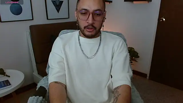 Snapshot of __Damian___ chatting on September 12, 12:43 am   Damian    online show from September 12, 12:43 am