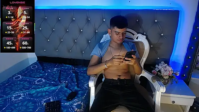 Snapshot of Charlie_Cock_ chatting on October 28, 3:20 am Charlie Cock  online show from October 28, 3:20 am