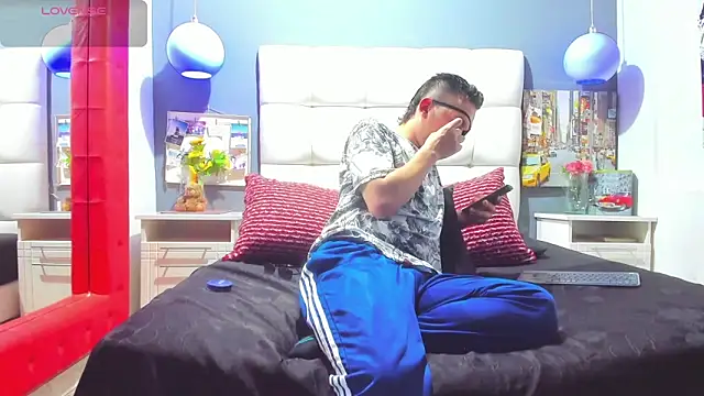 Max Walker3 online show from October 28, 2:41 pm