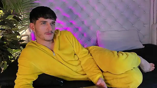 LiamMuller online show from December 3, 12:33 pm