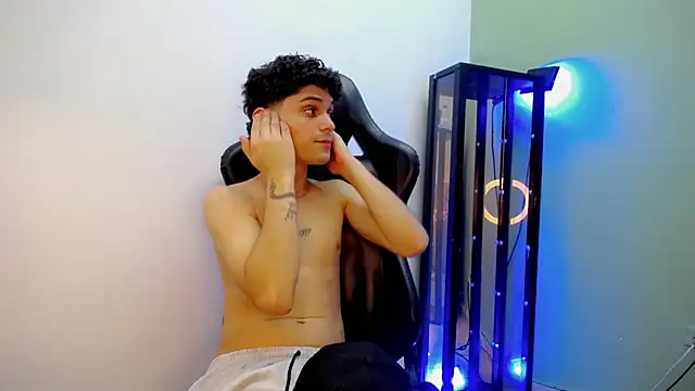 dilan hott  online show from December 3, 8:48 pm