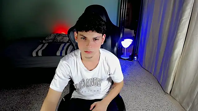 Snapshot of dilan_hott_ chatting on October 2, 8:13 pm dilan hott  online show from October 2, 8:13 pm