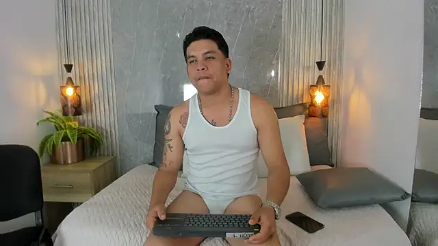 Snapshot of Dominic_Taylor_ chatting on October 24, 3:30 am Dominic Taylor  online show from October 24, 3:30 am