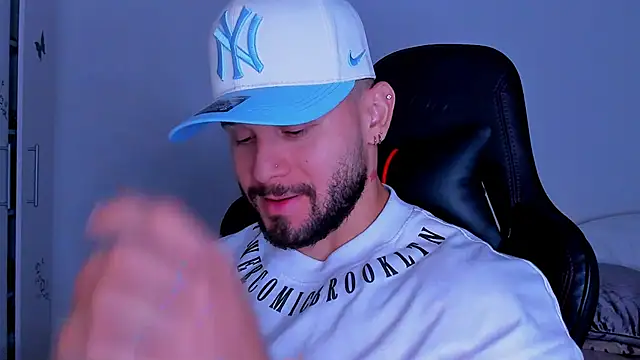 Snapshot of andrewcorey1 chatting on September 21, 10:59 am andrewcorey1 online show from September 21, 10:59 am