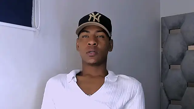 Snapshot of tiago_xxx_ chatting on October 21, 8:55 pm tiago xxx  online show from October 21, 8:55 pm