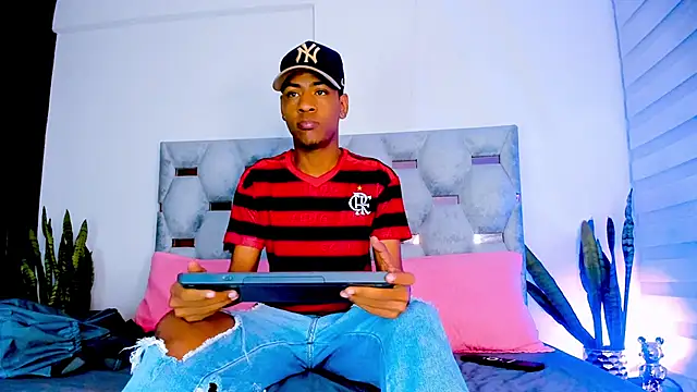 Snapshot of tiago_xxx_ chatting on October 24, 11:50 pm tiago xxx  online show from October 24, 11:50 pm