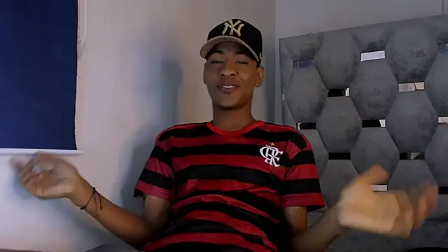 Snapshot of tiago_xxx_ chatting on October 20, 8:13 pm tiago xxx  online show from October 20, 8:13 pm