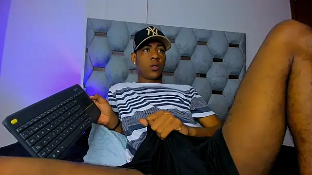Snapshot of tiago_xxx_ chatting on October 7, 9:41 pm tiago xxx  online show from October 7, 9:41 pm