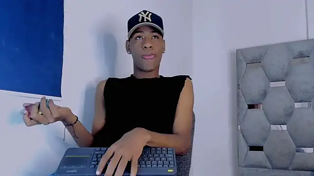 Snapshot of tiago_xxx_ chatting on October 18, 9:31 pm tiago xxx  online show from October 18, 9:31 pm