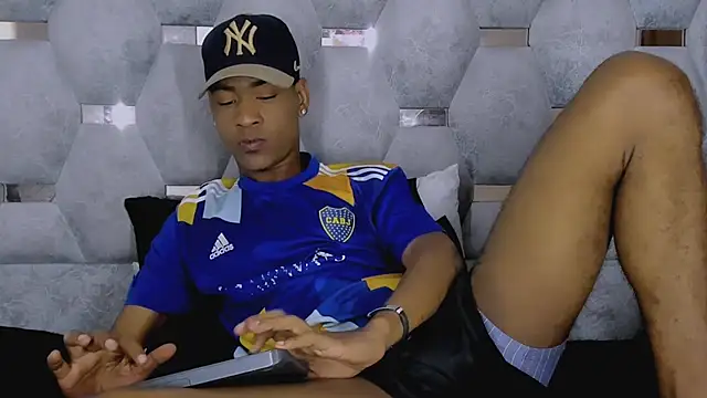Snapshot of tiago_xxx_ chatting on October 17, 8:02 pm tiago xxx  online show from October 17, 8:02 pm