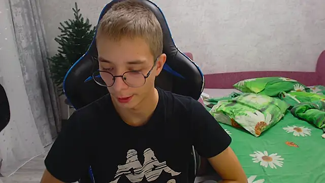 glasses cat online show from December 5, 7:21 pm