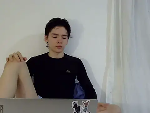 boxedtwink18 online show from October 22, 3:43 am