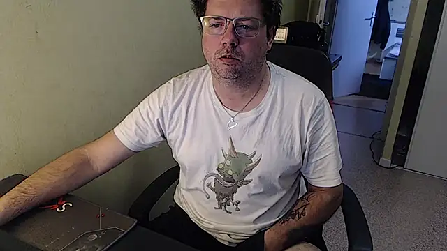 Snapshot of blueandwhite1 chatting on January 18, 8:52 am blueandwhite1 online show from January 18, 8:52 am