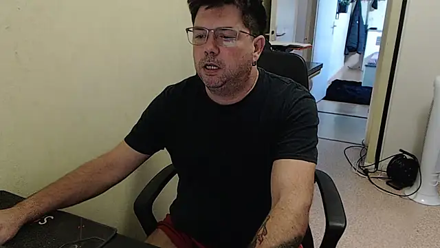 Snapshot of blueandwhite1 chatting on October 1, 7:01 am blueandwhite1 online show from October 1, 7:01 am