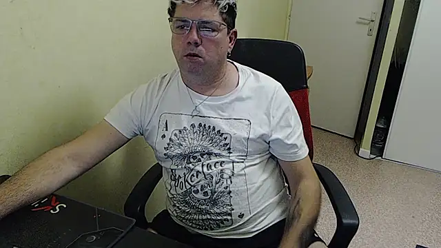 Snapshot of blueandwhite1 chatting on December 9, 5:35 pm blueandwhite1 online show from December 9, 5:35 pm