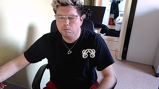 Snapshot of blueandwhite1 chatting on December 27, 3:27 pm blueandwhite1 online show from December 27, 3:27 pm