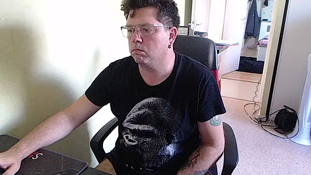 Snapshot of blueandwhite1 chatting on October 8, 2:32 pm blueandwhite1 online show from October 8, 2:32 pm