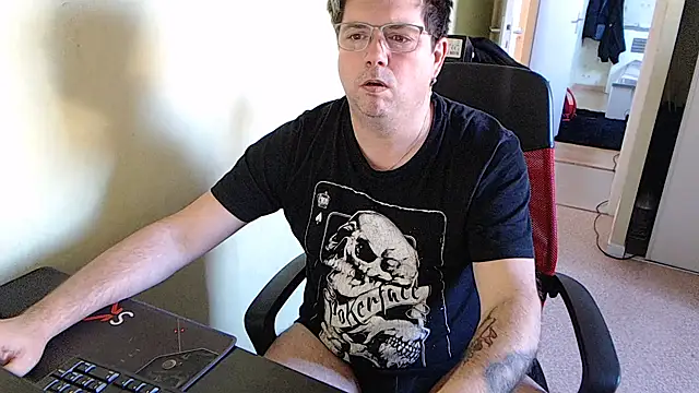 Snapshot of blueandwhite1 chatting on December 31, 1:41 pm blueandwhite1 online show from December 31, 1:41 pm