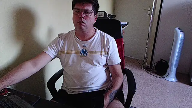 Snapshot of blueandwhite1 chatting on October 13, 4:46 pm blueandwhite1 online show from October 13, 4:46 pm