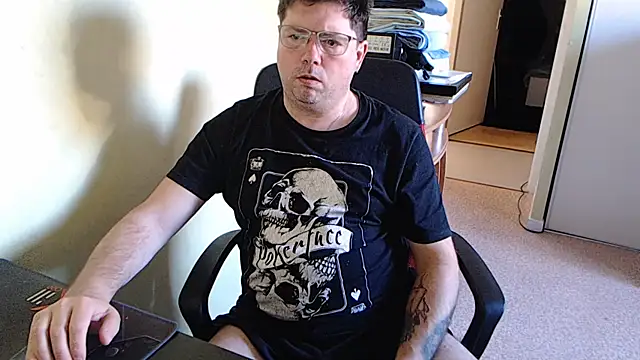 Snapshot of blueandwhite1 chatting on February 4, 3:57 pm blueandwhite1 online show from February 4, 3:57 pm