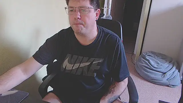 Snapshot of blueandwhite1 chatting on February 15, 8:11 am blueandwhite1 online show from February 15, 8:11 am