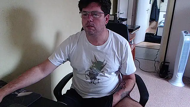 Snapshot of blueandwhite1 chatting on September 13, 7:31 am blueandwhite1 online show from September 13, 7:31 am