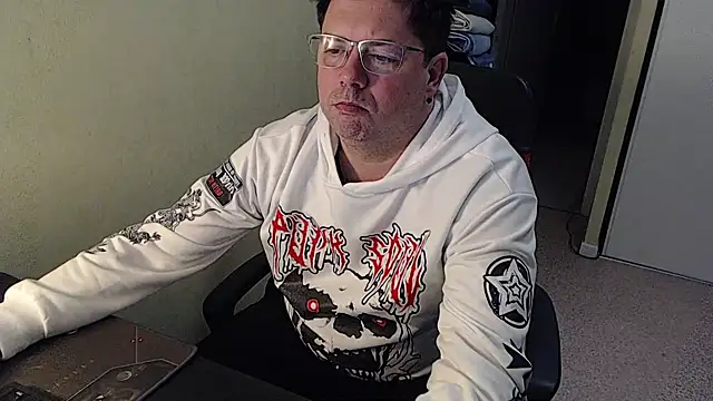 Snapshot of blueandwhite1 chatting on February 8, 10:40 pm blueandwhite1 online show from February 8, 10:40 pm