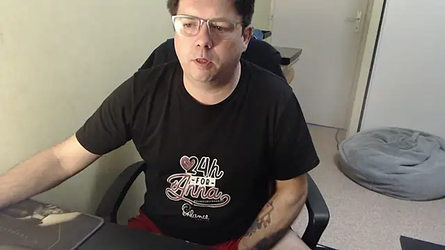 Snapshot of blueandwhite1 chatting on March 8, 8:40 am blueandwhite1 online show from March 8, 8:40 am