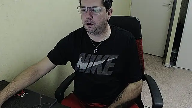 Snapshot of blueandwhite1 chatting on December 14, 8:34 am blueandwhite1 online show from December 14, 8:34 am