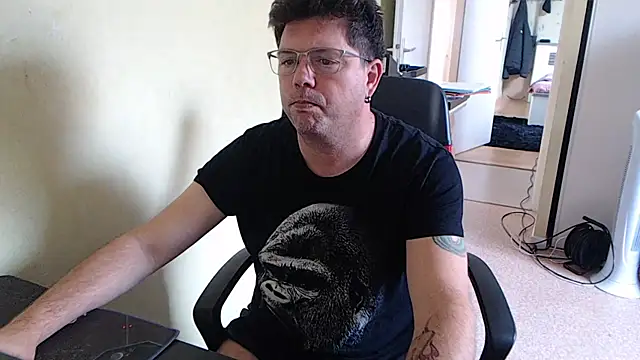 Snapshot of blueandwhite1 chatting on October 9, 2:44 pm blueandwhite1 online show from October 9, 2:44 pm