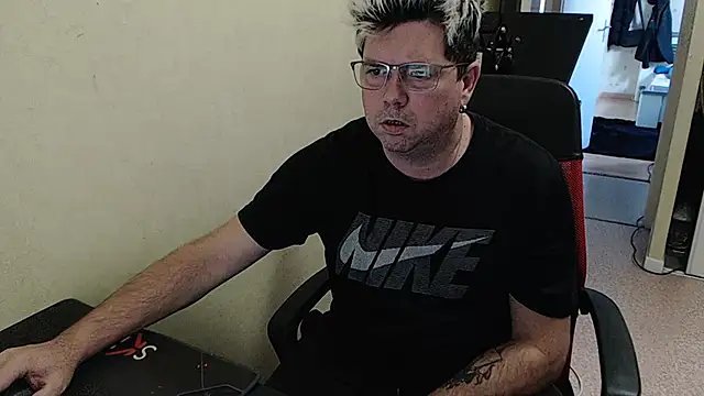 Snapshot of blueandwhite1 chatting on December 17, 3:28 pm blueandwhite1 online show from December 17, 3:28 pm