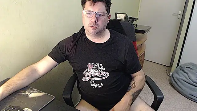 Snapshot of blueandwhite1 chatting on February 12, 8:06 am blueandwhite1 online show from February 12, 8:06 am