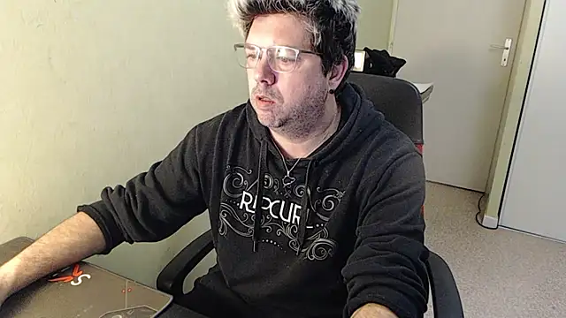 Snapshot of blueandwhite1 chatting on January 26, 10:12 am blueandwhite1 online show from January 26, 10:12 am