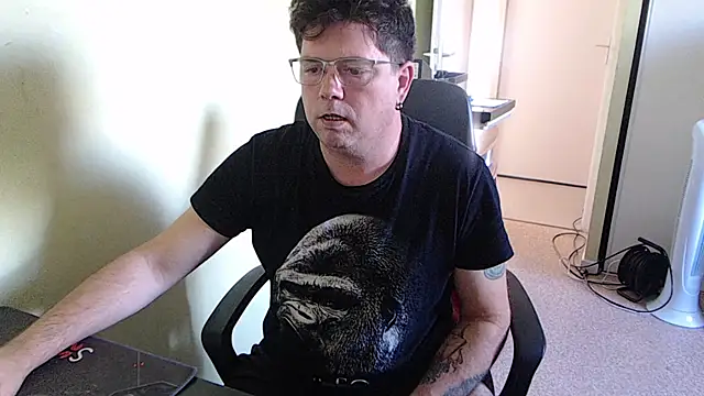 Snapshot of blueandwhite1 chatting on October 7, 2:21 pm blueandwhite1 online show from October 7, 2:21 pm