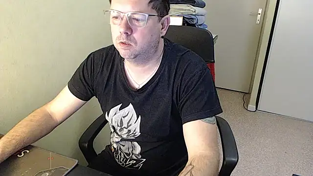 Snapshot of blueandwhite1 chatting on February 5, 8:11 am blueandwhite1 online show from February 5, 8:11 am