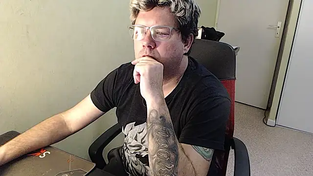 Snapshot of blueandwhite1 chatting on January 27, 4:43 pm blueandwhite1 online show from January 27, 4:43 pm