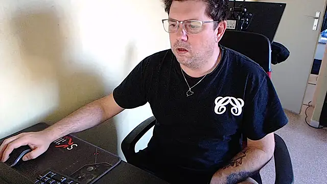 Snapshot of blueandwhite1 chatting on December 28, 3:27 pm blueandwhite1 online show from December 28, 3:27 pm