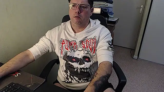 Snapshot of blueandwhite1 chatting on February 9, 9:16 am blueandwhite1 online show from February 9, 9:16 am