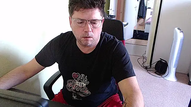 Snapshot of blueandwhite1 chatting on October 24, 2:41 pm blueandwhite1 online show from October 24, 2:41 pm