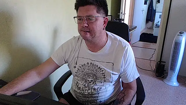 Snapshot of blueandwhite1 chatting on September 18, 2:19 pm blueandwhite1 online show from September 18, 2:19 pm